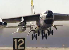 Foto do X43 de carona no avião B52B (NASA)